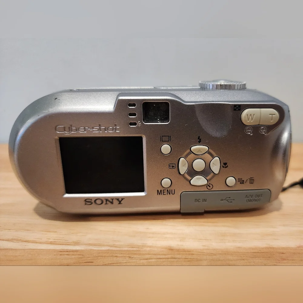 Sony Cybershot DSC-P93 Digital Camera 5.1MP, For Parts Only